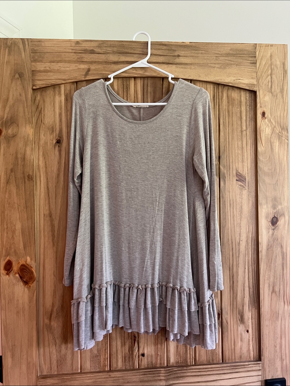 easel Gray Long-Sleeve Ruffle Tiered Hem Top